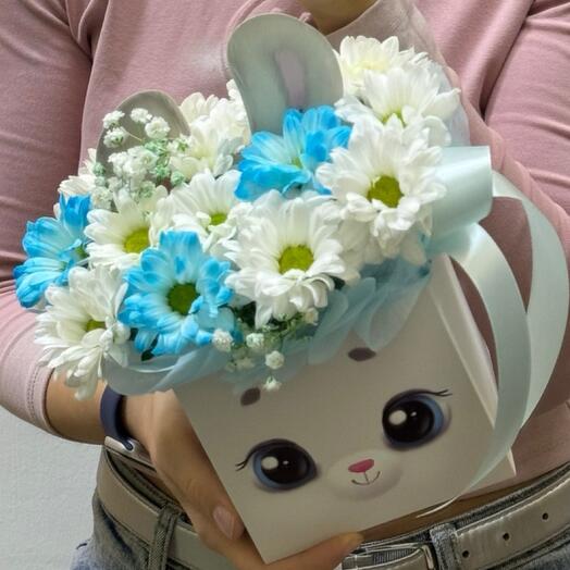 Голубые ромашки в коробке зайка