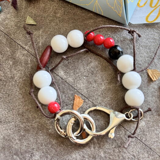 Браслет ручной работы красный, подарок на 8 марта