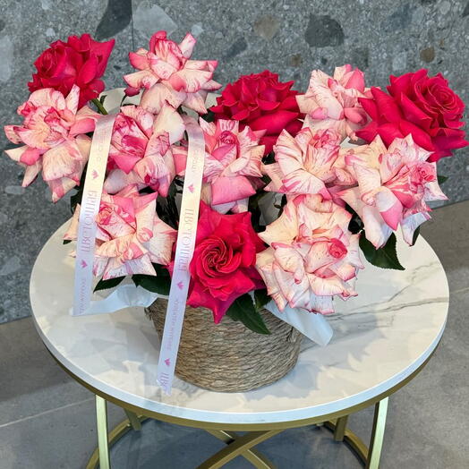 Композиция в в корзиночке с розами