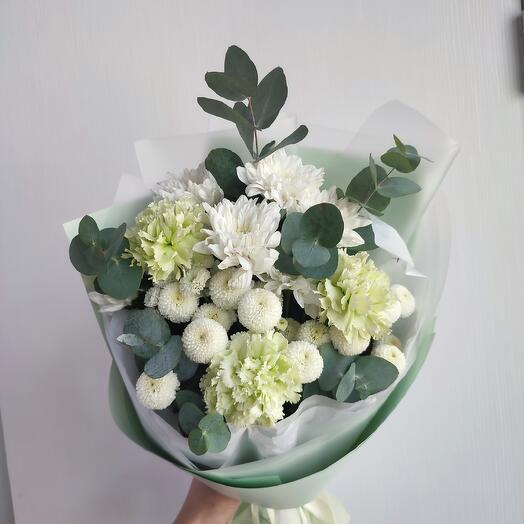 Букет с хризантемоми и диантусом