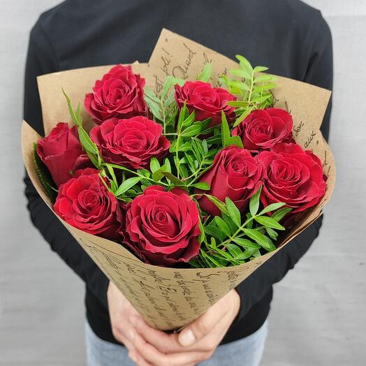 Букет из 9 Красных кенийских роз в сочетании с фисташкой