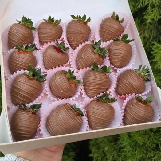 Клубника в молочном шоколаде 16шт
