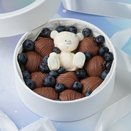 Клубника в шоколаде с мишкой из птичьего молока