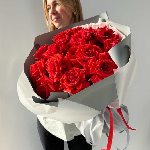 Bouquet of 15 persistent scarlet French roses