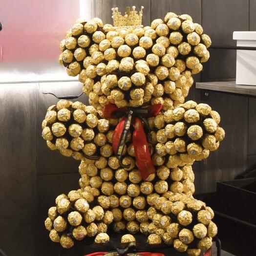 Медведь из конфет