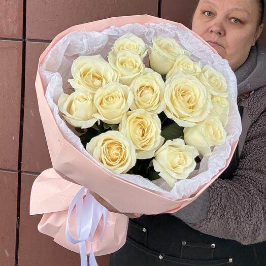 Классический букет из 15 белых роз в дизайнерском оформлении