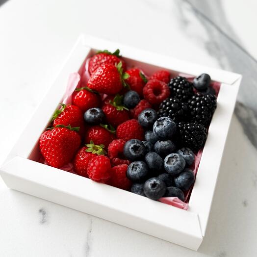 Набор «Ягодный фреш» коробочка ассорти из клубники, голубики, малины, ежевики