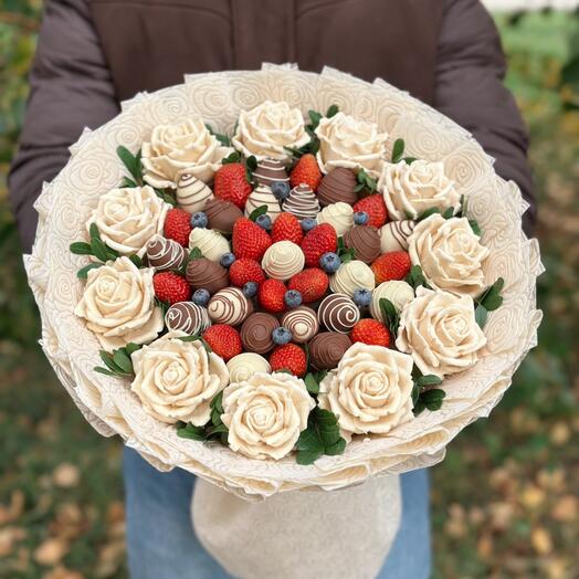 Букет из клубники в шоколаде и зефирных роз N6/5