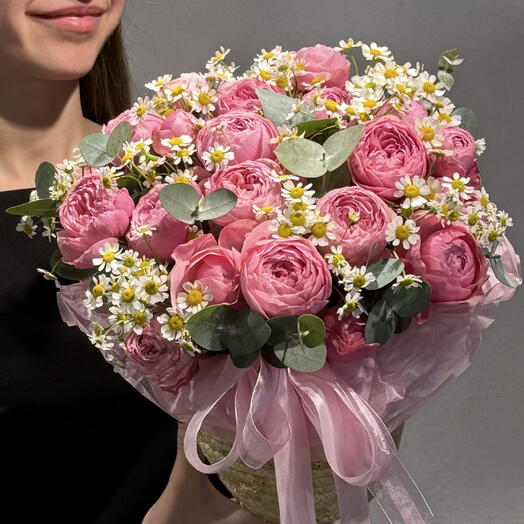 Композиция из пионовидной кустовой розы и ромашки в плетеном кашпо