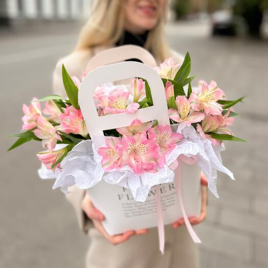 Нежные Альстромерии в сумочке