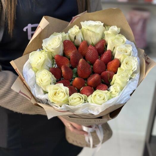 Белые розы и клубника