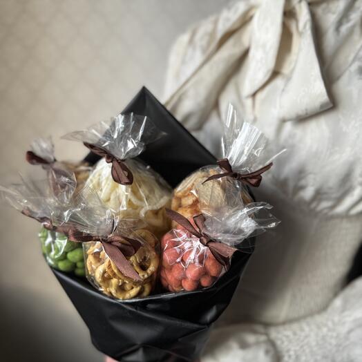 Мужской букет из снеков «к пенному»