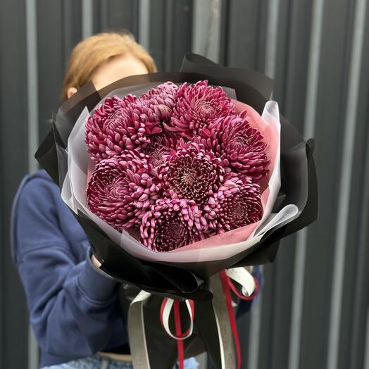 Винные хризантемы в черном оформлении