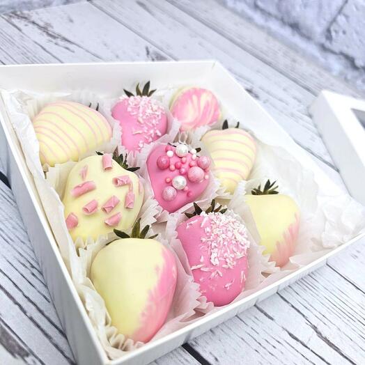 Клубника в белом шоколаде "Нежность" арт. 34621 в Хабаровске