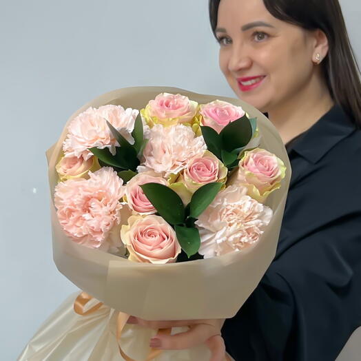 Букет из розовых роз Эквадор, нежных диантусов и веточек сочного рускуса "Щербет Peach" в дизайнерской упаковке