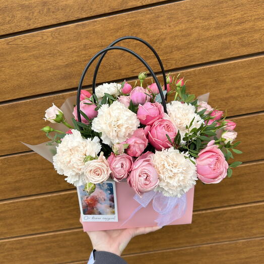 Композиция из цветов в нежных оттенках 🌸