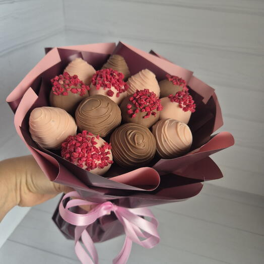 Букет из клубники в шоколаде "Коралл" 13