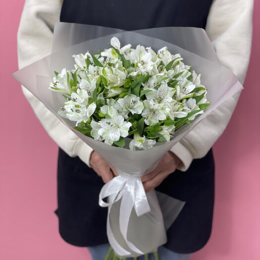 Милый букет белых альстромерий