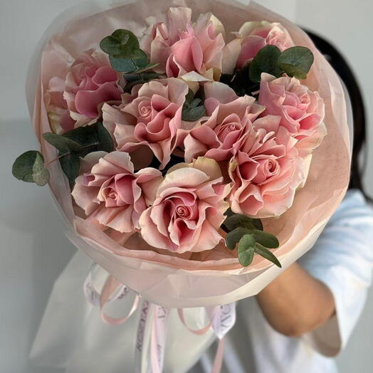 Букет из 9 французских роз с эвкалиптом