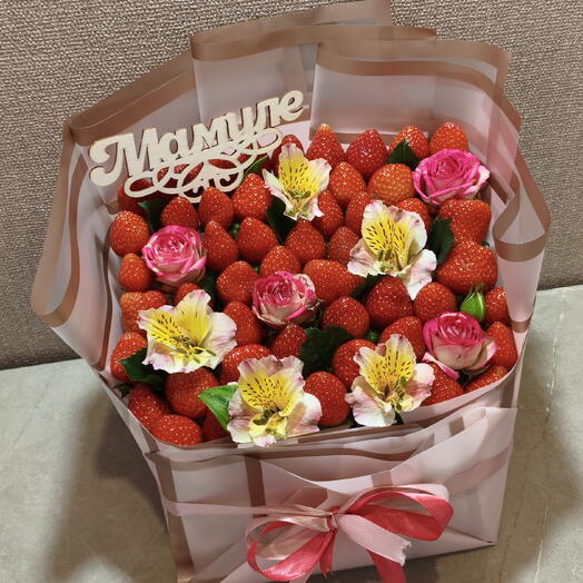 Букет из клубники и роз для мамы