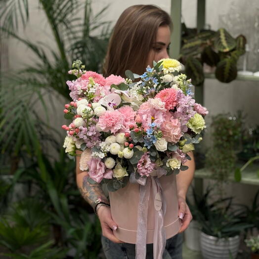 Цветы в коробке «Воздушный поцелуй»