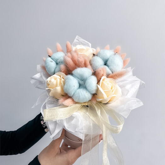 Композиция из мыльных роз и сухоцветов "Нежная"