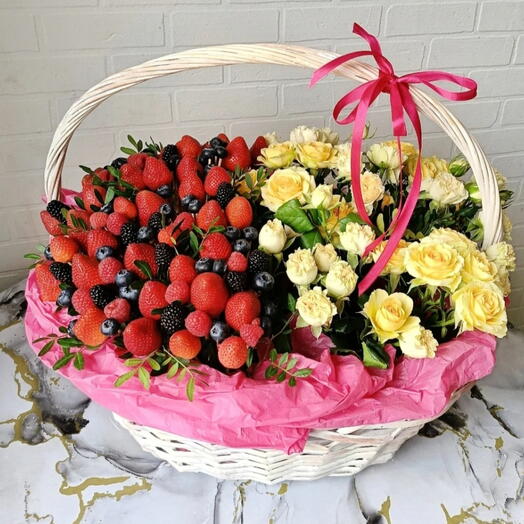Шикарная корзина с кустовой розой и ягодами 🍓Ягодная корзина , Кустовая роза цвет на выбор 🤗 Дофаминовый букет