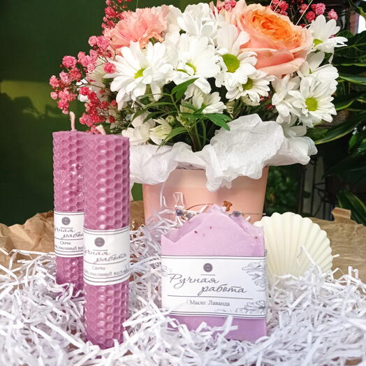 Цветы в коробке из хризантем, роз, гипсофилы и гвоздик с набором из свечей