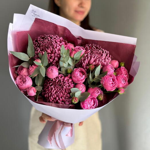 ДЛЯ ЛЮБИМОЙ букет пионовидные кустовые розы, хризантема Бигуди и эвкалипт