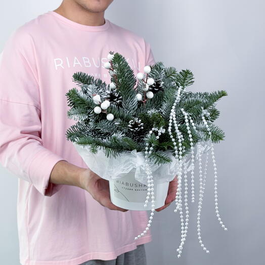 Зимняя заснеженная белая композиция с жемчужными нитями