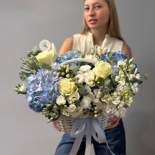 Корзина с гортензиями
