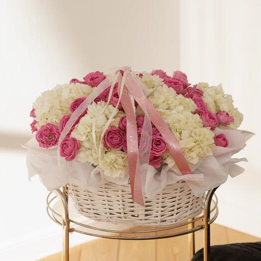 Шикарная корзина из гортензий и кустовых Пионовидных роз
