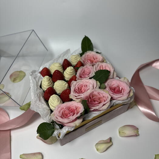 Клубника в шоколаде с розами