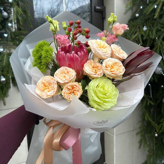 Букет с протеей и гиперикума