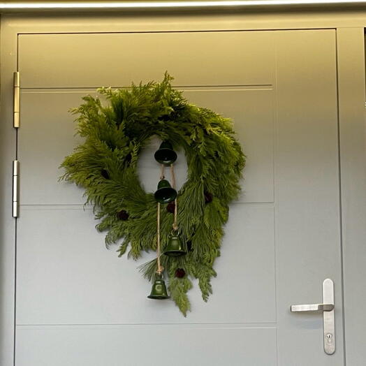 Corona navideña minimalista