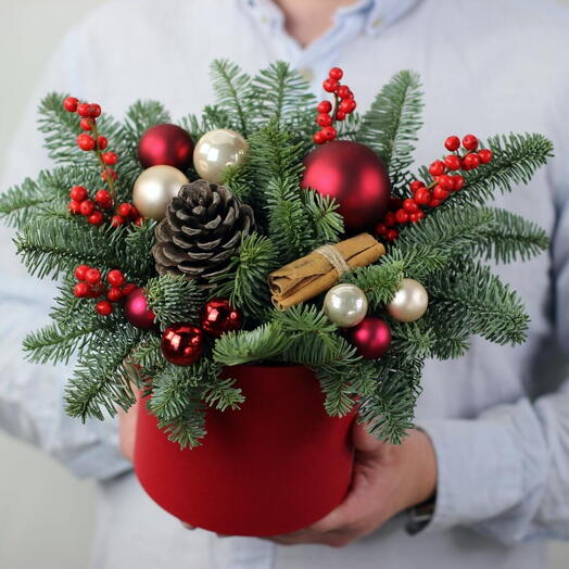 Новогодняя композиция в коробке из нобилиса (датской ели), стеклянных шаров, илекса и декора