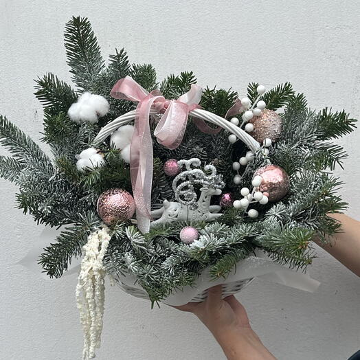 Композиция из нобилиса в корзине с оленем