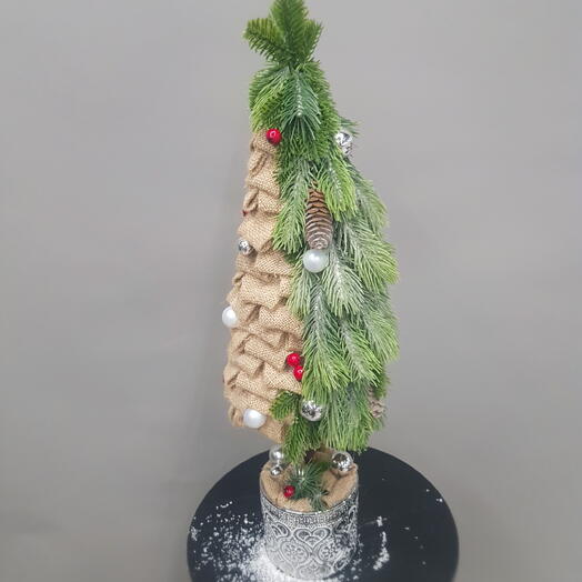Декоративная ёлка из мешковины и литой хвои