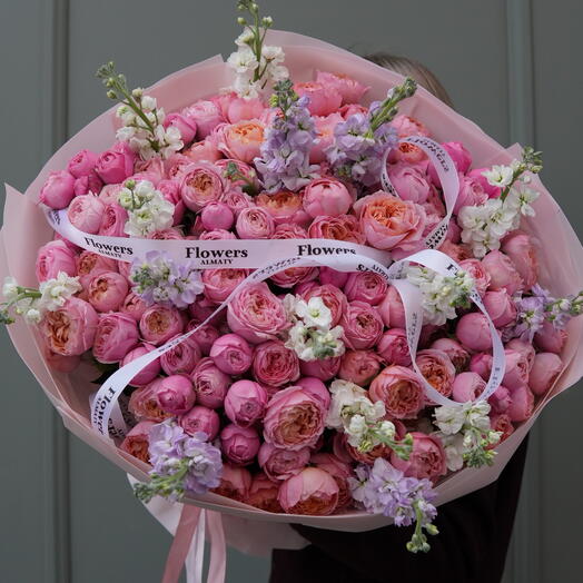 Большой букет пионовидных кустовых роз