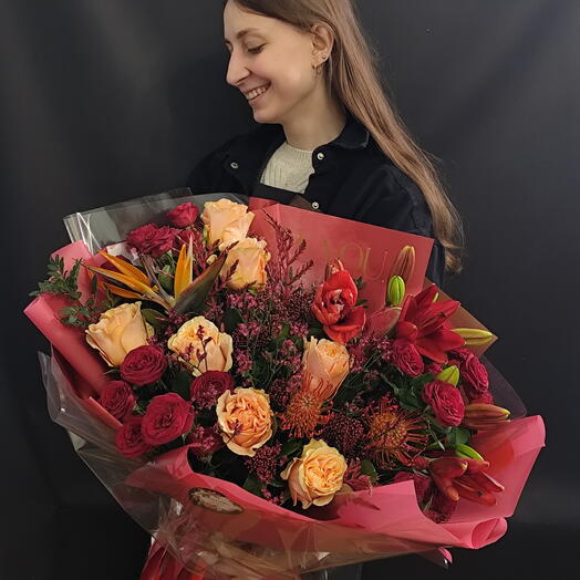 Букет экзотический стрелиция нутан красные розы бромелия