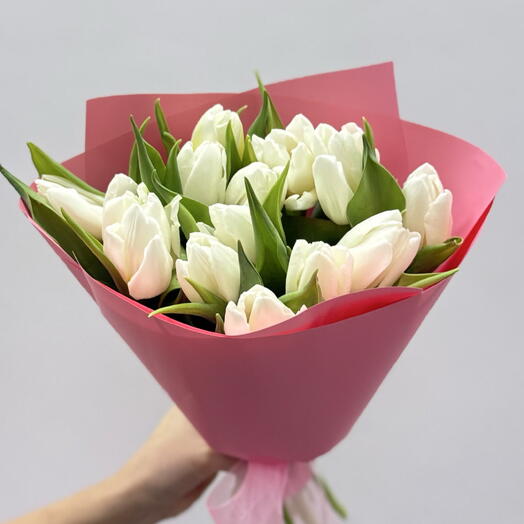 Букет с 15 белыми тюльпанами