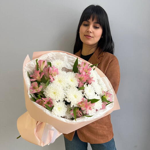 Букет из хризантем и альстромерй