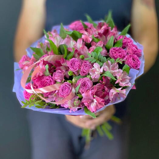 Фруктовое наслаждение. Букет из кустовых роз и альстромерий