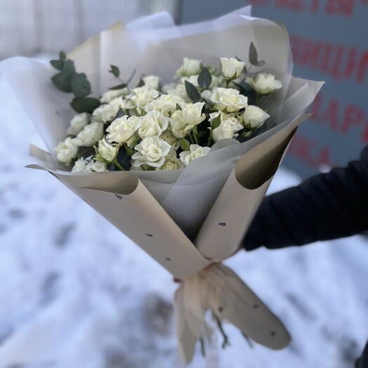Букет из кустовых роз с эвкалиптом