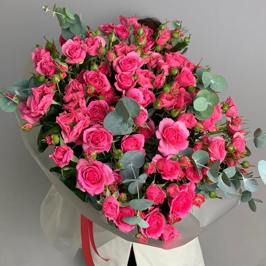 Букет из ярких кустовых роз