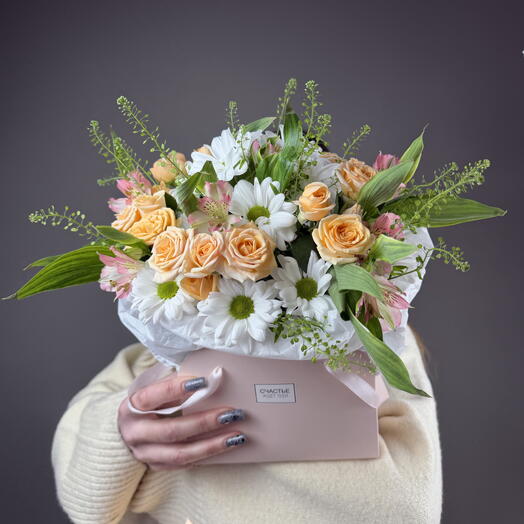 Персиковая кустовая роза с альстромерией💚🌸