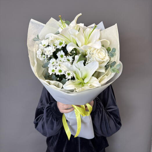 Нежный авторский  букет с лилией и пионовидной розой