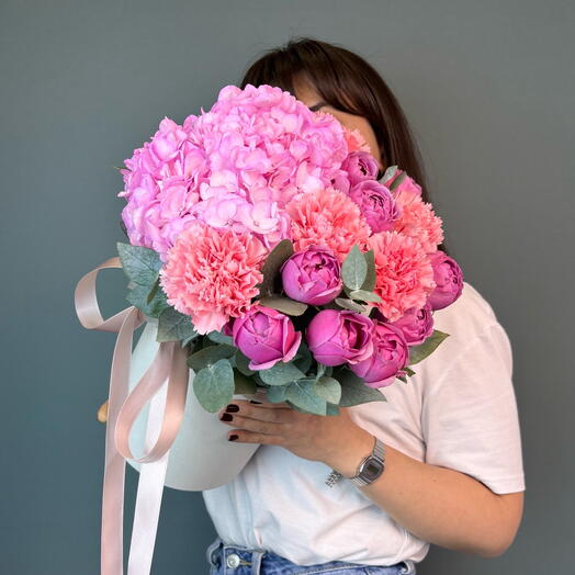 Цветочная коробка с гортензией и пионовидными розами