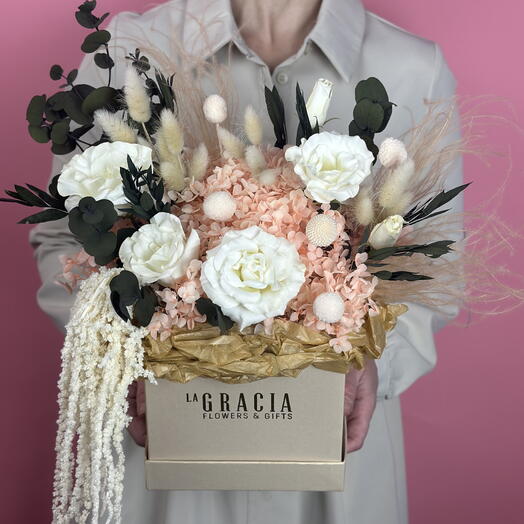 Интерьерная композиция из стабилизированной розы и сухоцветов