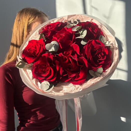 Монобукет для любимой девушки на 14 февраля из французских красных роз «Алый вечер ️»: размер М